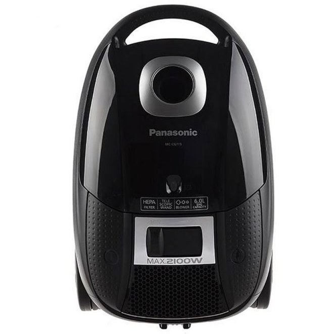 تصویر جاروبرقی پاناسونیک مدل 715 (MC-CG715) با بدنه مشکی، لوله تلسکوپی فلزی و طراحی کلاسیک کیسه‌دار با ظرفیت ۶ لیتر.